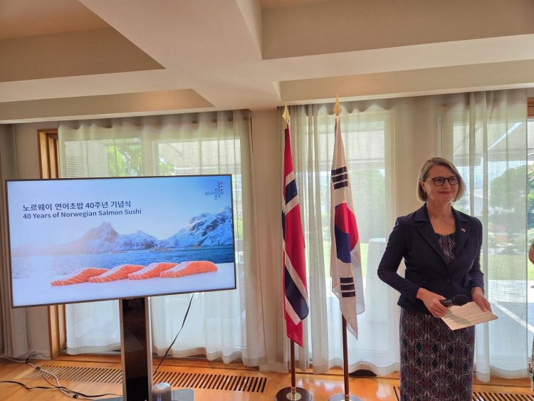 La embajadora noruega en Corea, Anne Kari Hansen Ovind, inauguró un evento en Seúl por el 40º aniversario del sushi de salmón. Créditos: Korea Time.