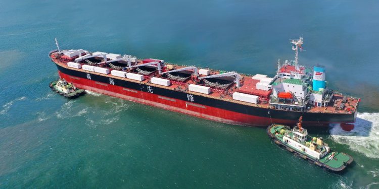 China presenta el buque de acuicultura más grande del mundo