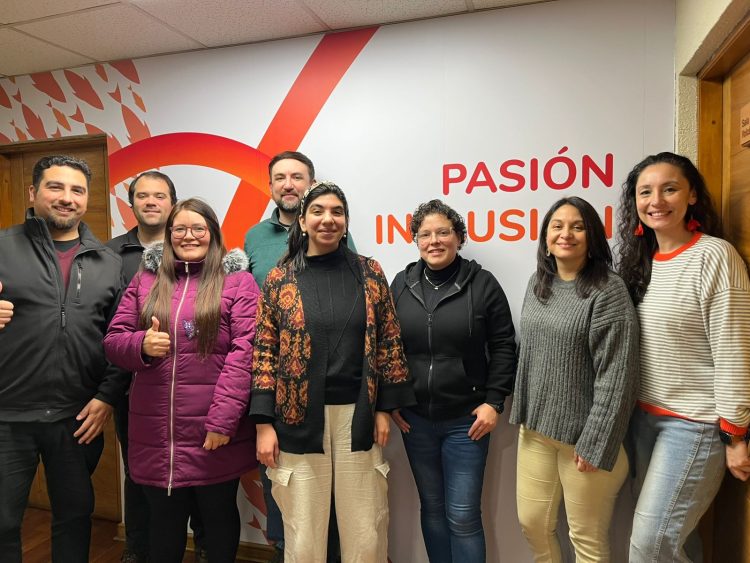 Medios especializados acuícolas y equipo de Skretting Chile en dependencias de la compañía en Puerto Montt. Créditos: Skretting Chile.