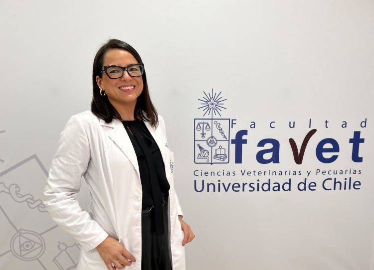 Dra. Javiera Cornejo, profesora titular de Favet y directora ejecutiva del Centro Colaborador de la Organización Mundial de Sanidad Animal CASA. Créditos: Favet.