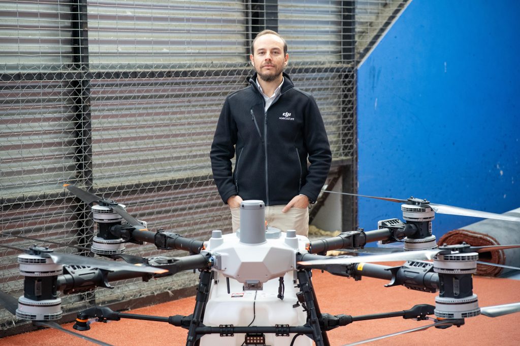 Drones en la Salmonicultura: Tecnología aérea que revoluciona la alimentación y la eficiencia en el Mar