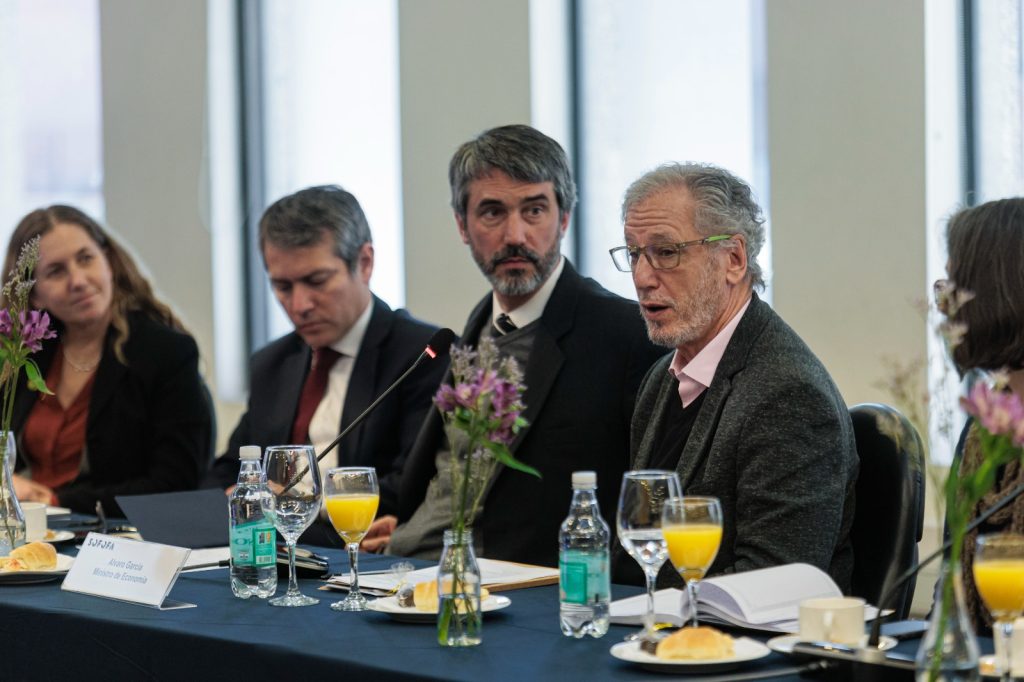 Nuevo equipo económico de Boric pone el pie en el acelerador