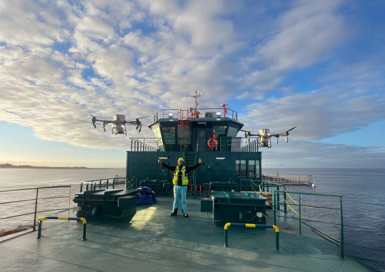 Drones en la Salmonicultura: Tecnología aérea que revoluciona la alimentación y la eficiencia en el Mar