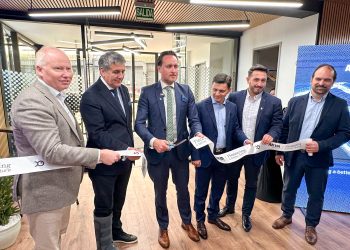 Autoridades regionales y ejecutivos de AKVA Group inaugurando las nuevas instalaciones de la compañía. Foto: InfoSALMON.