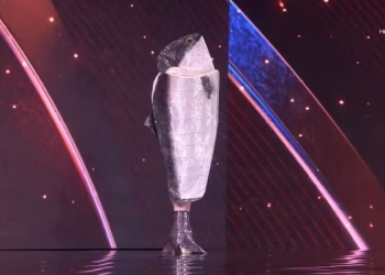 Miss Noruega enloquece internet con un espectacular traje de salmón