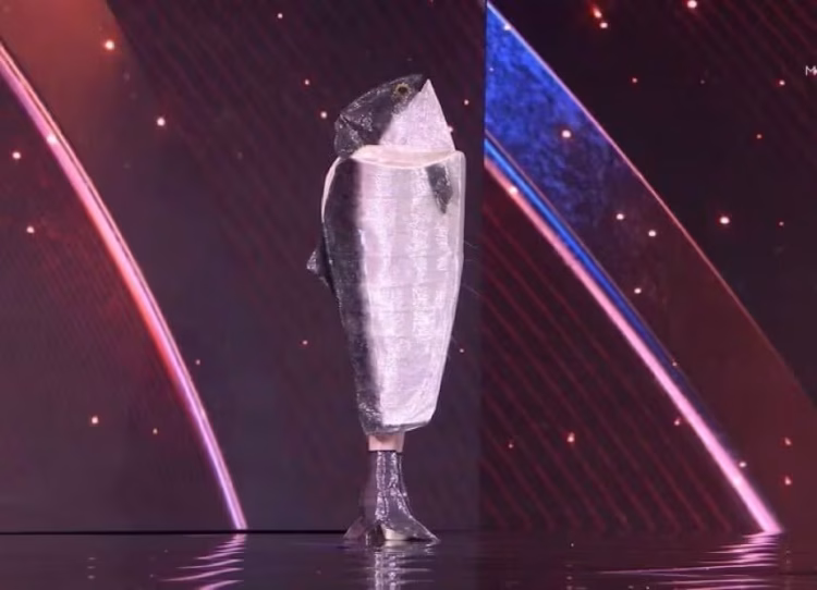 Miss Noruega enloquece internet con un espectacular traje de salmón