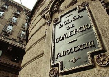 Bolsa chilena en rojo: IPSA retrocede a la espera del Banco Central