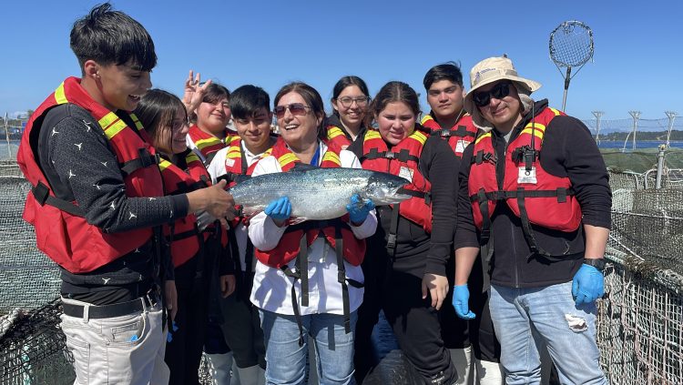 Camanchaca impulsa educación, deporte y comunidad en Calbuco