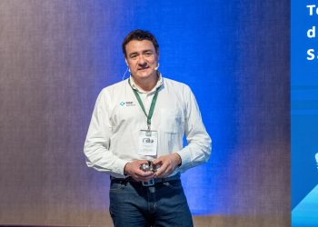 Rodrigo Lewis (MSD Salud Animal) presenta tecnologías Falcon Biomass y VAKI Smartflow en el seminario “RAS en Chile y el Mundo”.
