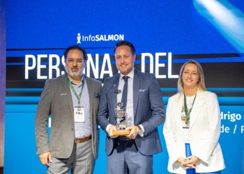 Alcalde Rodrigo Wainraihgt fue distinguido como personaja del año de la industria. Créditos: InfoSALMON