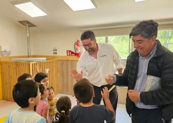 «La sustentabilidad se construye con acciones concretas»: Badinotti y Salmones Austral llevan agua desde el aire a jardín infantil de Cochamó