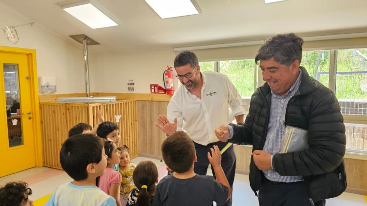 «La sustentabilidad se construye con acciones concretas»: Badinotti y Salmones Austral llevan agua desde el aire a jardín infantil de Cochamó