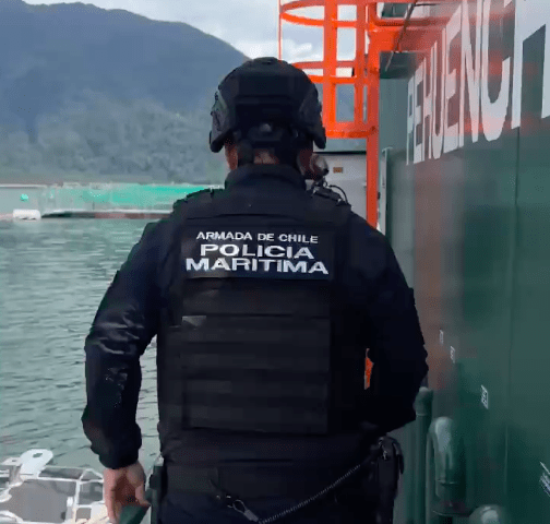 Robo de salmones: Policía Marítima detiene a imputado en centro de cultivo de Bahía Chacabuco