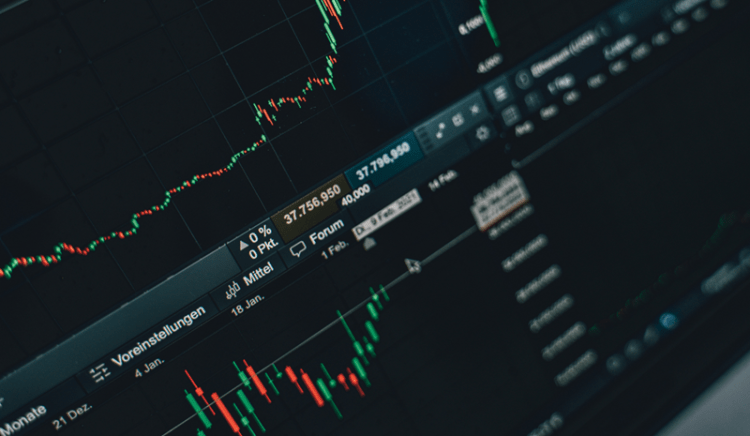Mercado ve a la inflación domada en 2026 y anticipa más recortes de tasas