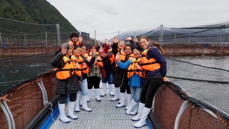 Dirigentas indígenas visitan centro salmonicultor en Aysén y destacan experiencia en terreno