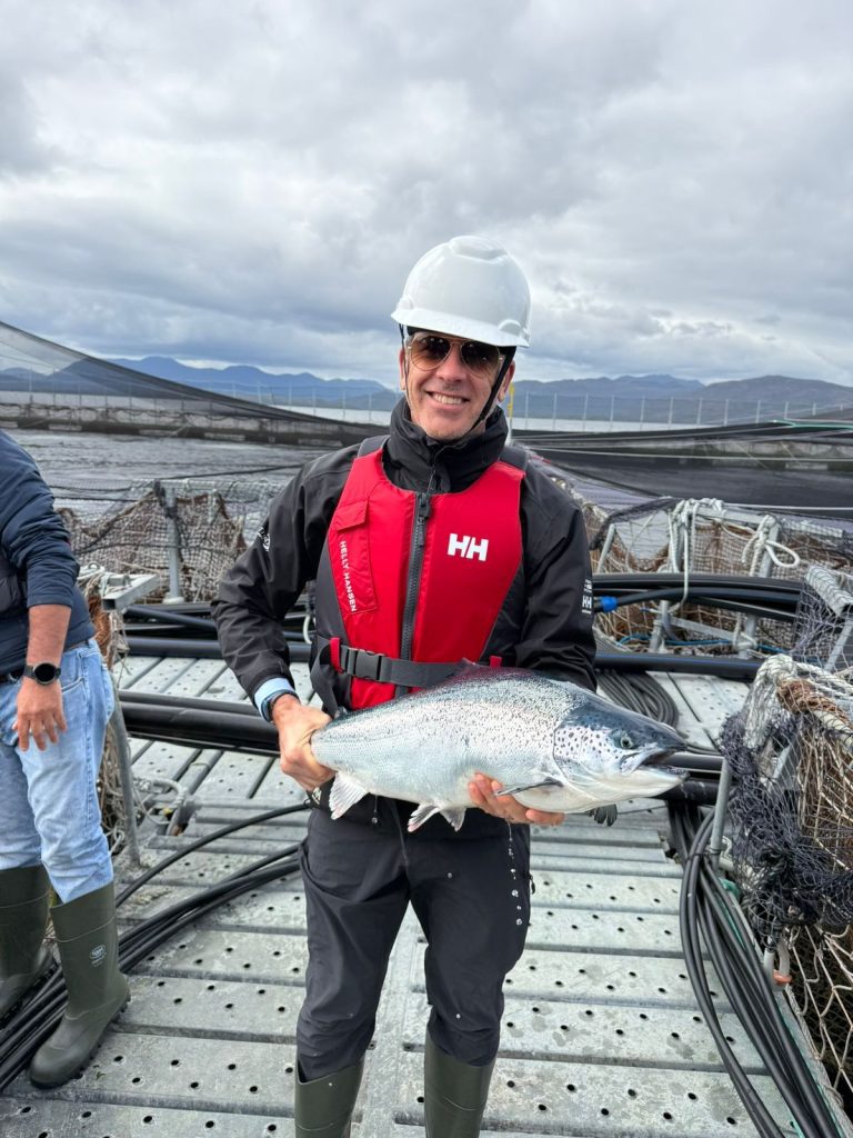Entre fiordos de Aysén y centros en Las Guaitecas: Visita que reveló el motor salmonero del sur