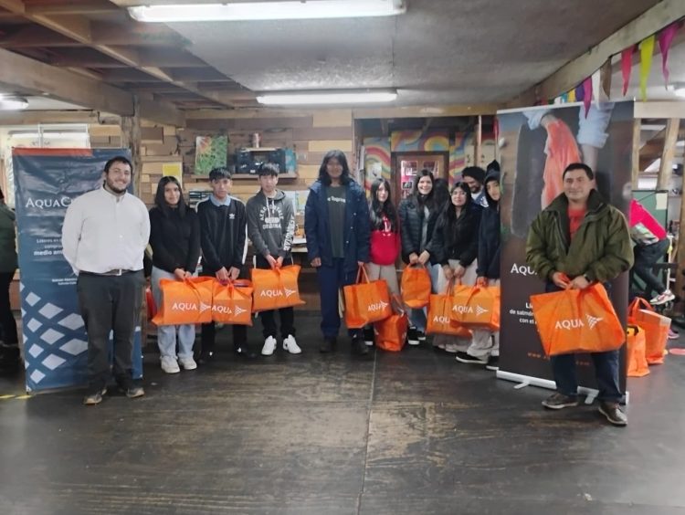 AquaChile impulsa regreso a clases de 62 estudiantes en Lago Cabrera