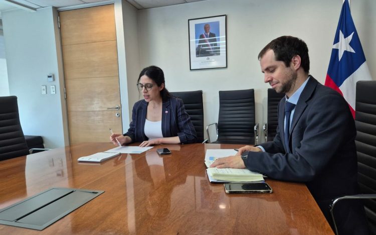 Ministros Toledo y Vial dan inicio a gestión conjunta con seremis de Medio Ambiente