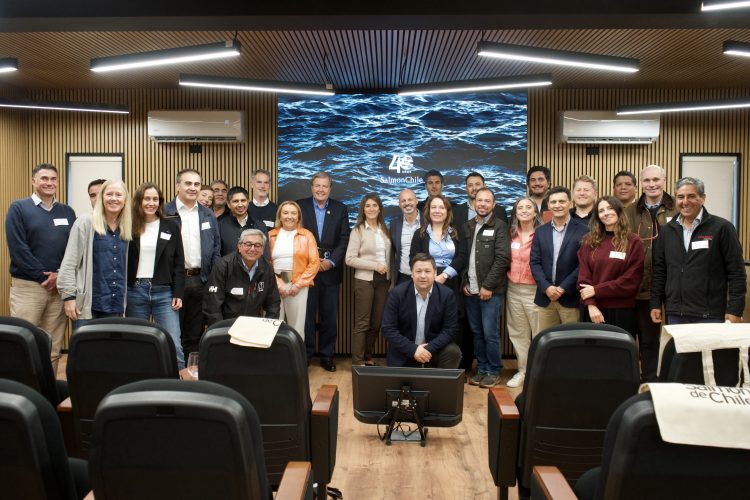 Melero inicia gestión en terreno y fortalece vínculo de SalmonChile con proveedores del sur