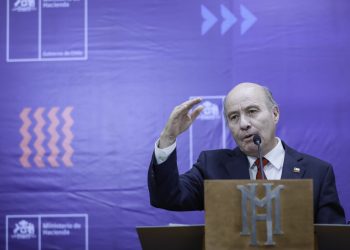 Gobierno busca destrabar inversiones salmoneras con nuevo plan de reconstrucción