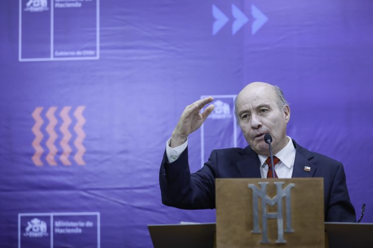 Gobierno busca destrabar inversiones salmoneras con nuevo plan de reconstrucción