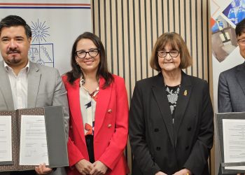 José Manuel Yáñez (FAVET), Javiera Cornejo (FAVET), Rosa Devés (U. de Chile), Lee Jong-yong (Instituto Nacional de Ciencias Marítimas y Pesqueras de Corea). Créditos: InfoSALMON