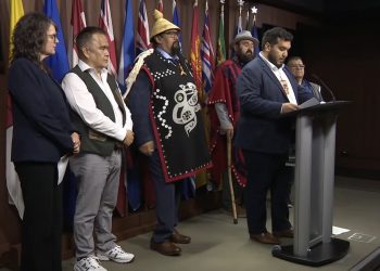 Cuenta regresiva al 2029: Primeras Naciones presionan por control de licencias salmoneras en Canadá