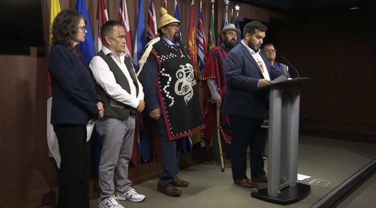 Cuenta regresiva al 2029: Primeras Naciones presionan por control de licencias salmoneras en Canadá