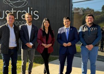 Ministra de Ciencias destaca en Australis tecnología que alimenta salmones a más de 1.400 km de distancia