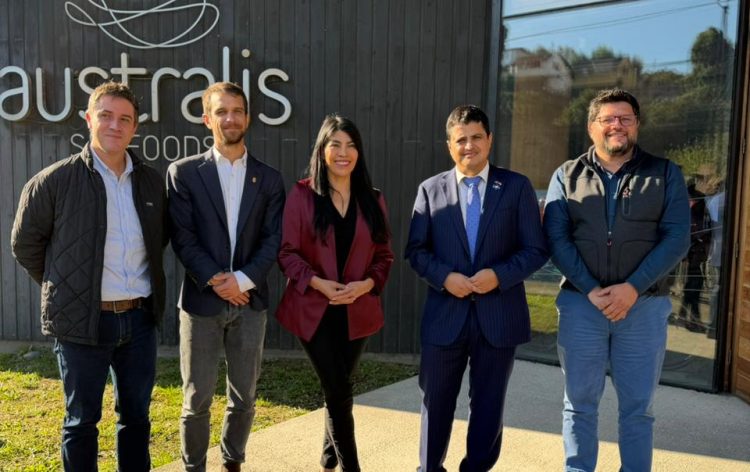 Ministra de Ciencias destaca en Australis tecnología que alimenta salmones a más de 1.400 km de distancia