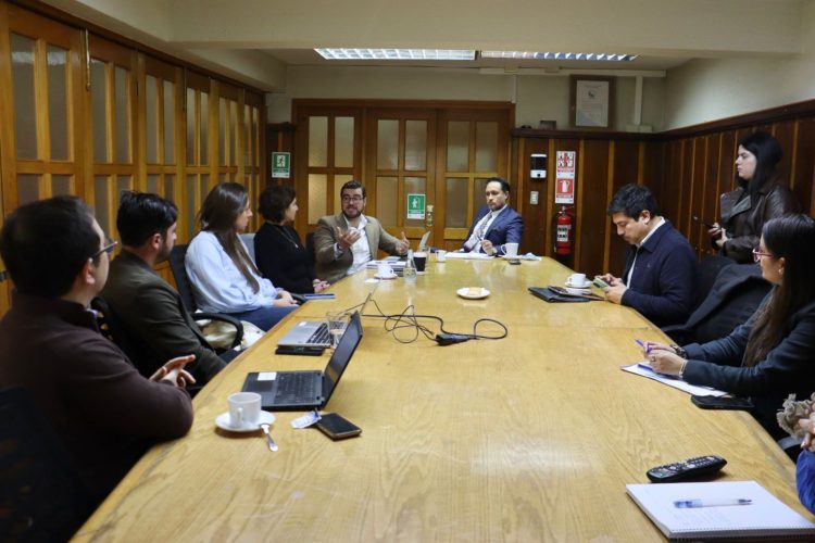 UACh y Municipalidad de Puerto Montt sellan alianza para impulsar innovación y desarrollo regional