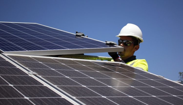 Inversión Cero y ahorro Inmediato en electricidad: Energía solar financiada para las empresas chilenas