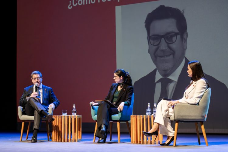 Ministros abordan las reglas que definirán el futuro de la salmonicultura chilena