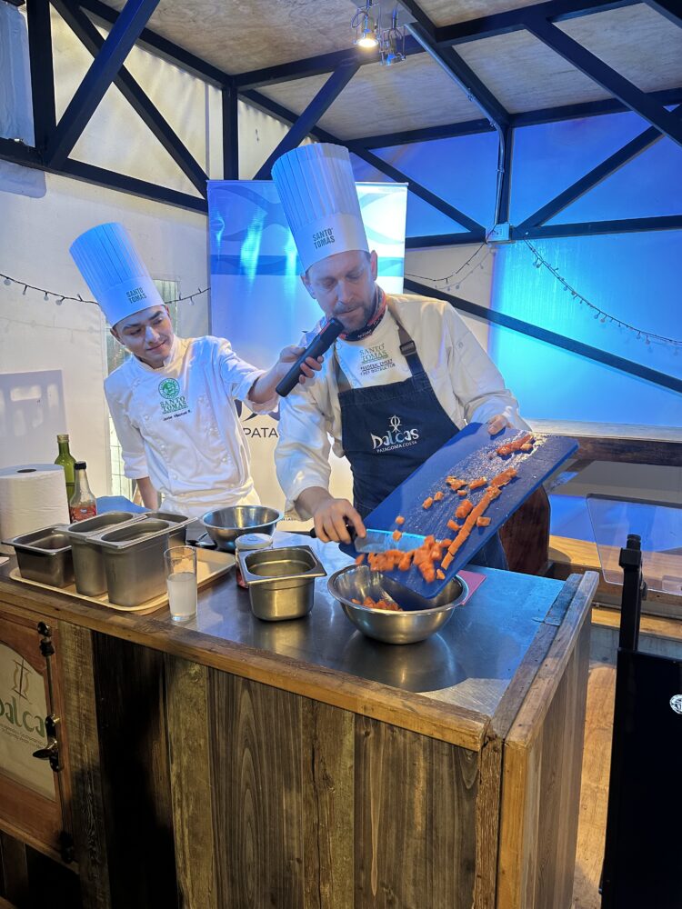 Turismo industrial en la Semana del Salmón en Puerto Montt."