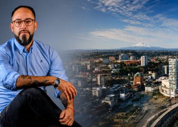 Créditos: foto de Omar Téllez, entregada por él; imagen de Puerto Montt, de stock; montaje realizado con IA.