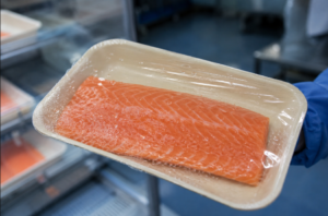 El peligro oculto de congelar el salmón dentro de sus envases plásticos