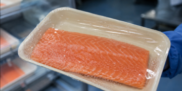 El peligro oculto de congelar el salmón dentro de sus envases plásticos
