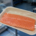 El peligro oculto de congelar el salmón dentro de sus envases plásticos