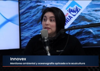 Carolina Medel, coordinadora científica de Innovex, conversando sobre el fenómeno de El Niño en el programa Salmón en la Patagonia.