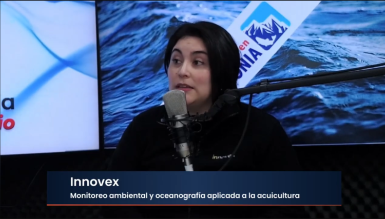 Carolina Medel, coordinadora científica de Innovex, conversando sobre el fenómeno de El Niño en el programa Salmón en la Patagonia.