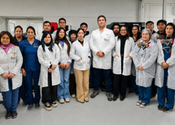 Equipo de Farmavet en las nuevas instalaciones del laboratorio, en el Campus Antumapu de la Universidad de Chile. Créditos InfoSALMON.