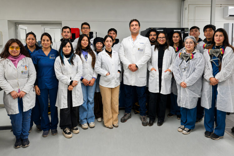 Equipo de Farmavet en las nuevas instalaciones del laboratorio, en el Campus Antumapu de la Universidad de Chile. Créditos InfoSALMON.