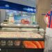 Expositores publicitarios de Erling Haaland promocionando salmón noruego en la sección de pescadería de un supermercado en China.