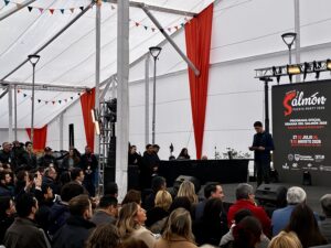 Autoridades y representantes de la industria participan en la inauguración de la Semana del Salmón 2026 en la Plaza de Armas de Puerto Montt.