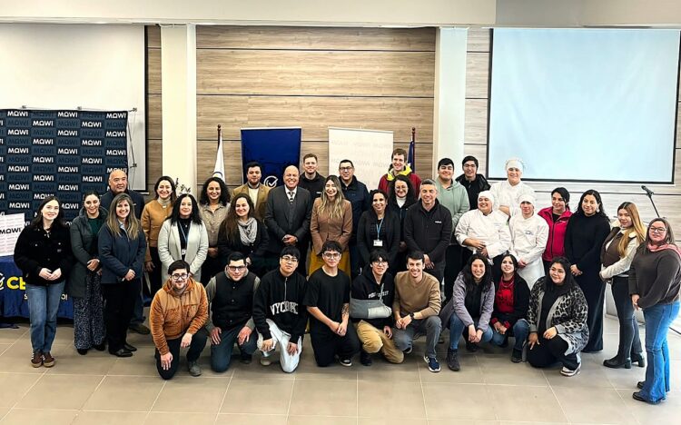 Mowi Chile y Ceduc UCN sellan alianza para formar capital humano que impulsará la salmonicultura en Chiloé
