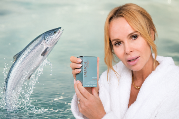 Amanda Holden presenta un producto cosmético elaborado con ADN de salmón