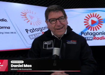 Ministro de Economía Daniel Mas en entrevista sobre salmonicultura y permisos de inversión.