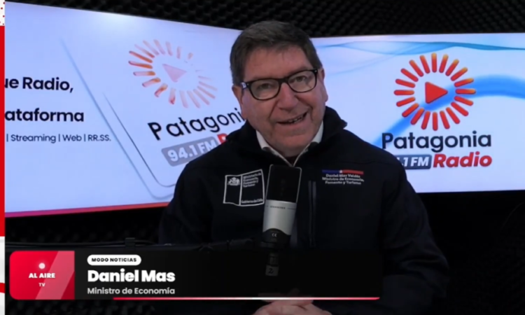 Ministro de Economía Daniel Mas en entrevista sobre salmonicultura y permisos de inversión.