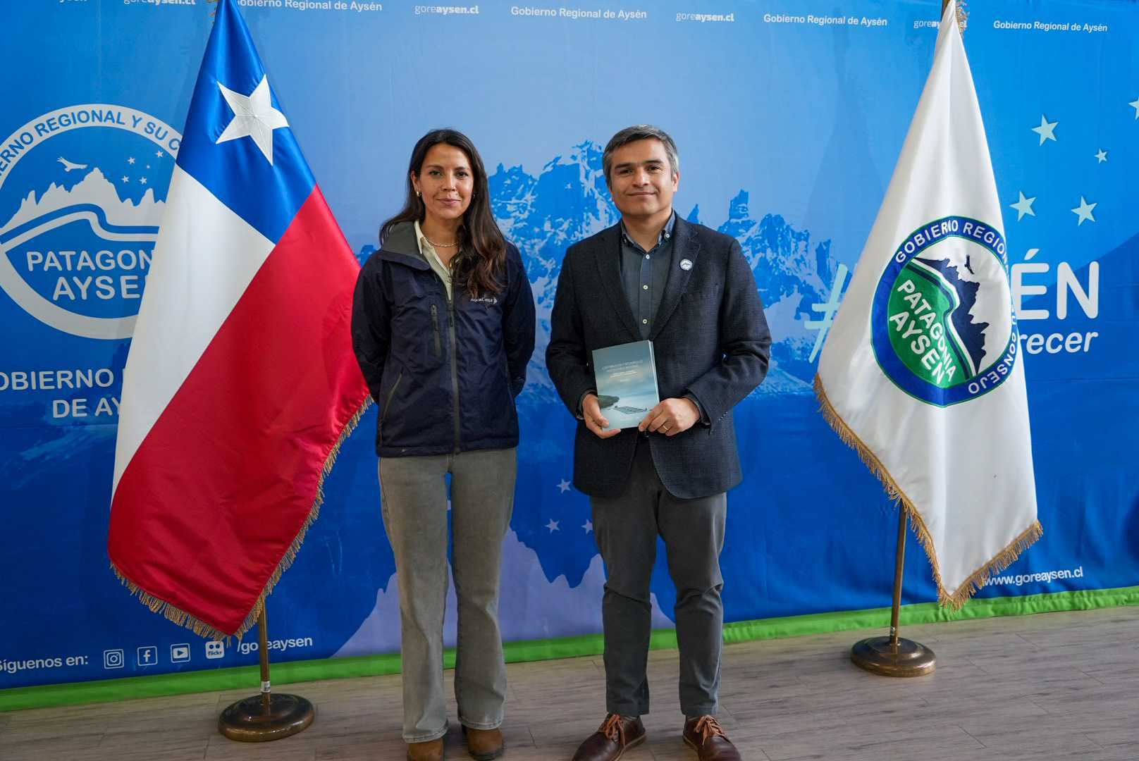El gobernador Marcelo Santana junto a Ximena Solís de AquaChile.
