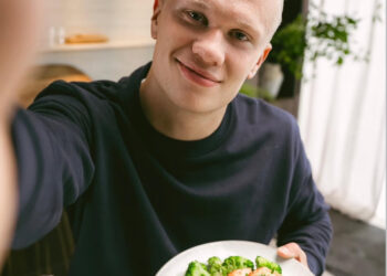 Erling Haaland ha convertido al salmón en una pieza habitual de su alimentación. El delantero noruego destaca su aporte de proteínas y nutrientes, además de la importancia de una dieta saludable para niños y jóvenes.